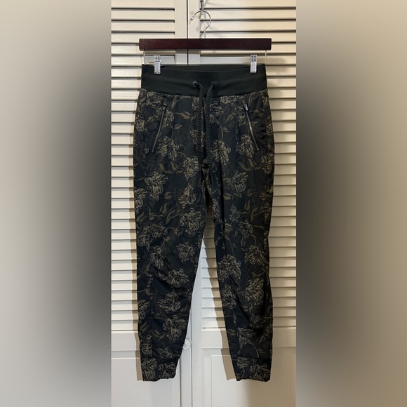 Athleta Trekkie North Printed Jogger, Terra Firma Olive - Picture 4 of 11